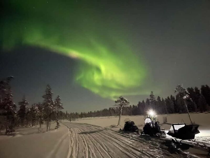 Ylläs: Northern Lights Snowmobile Safari with Transfers - Exciting Arctic Adventure with Snowmobiles and Northern Lights Search
