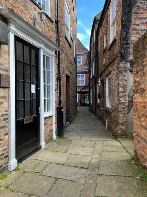 Yorks Snickelways Story Walking Tour - Meet Your Expert Guide in Historic York