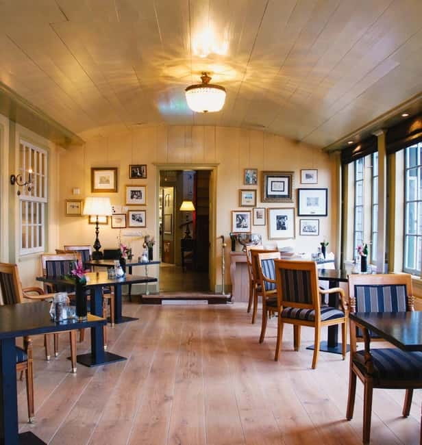 Zaanse Schans: Windmill Audio Guide with Dutch Lunch - DSwarte Walvis: The Historic Venue for Your Dutch Lunch