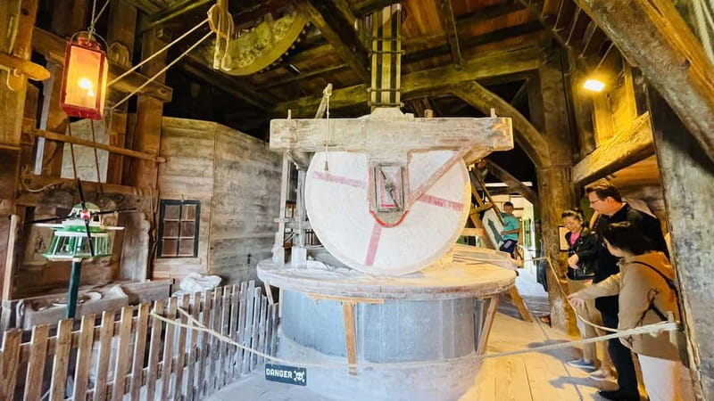 Zaanse Schans, Windmill house, Volendam,Marken Private Tour - Vibrant Village of Volendam and Its Fresh Seafood