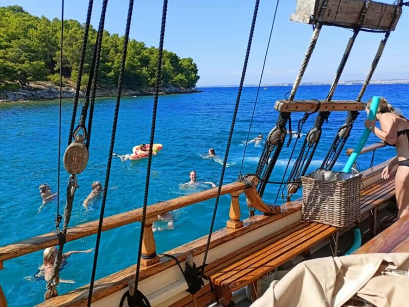 Zadar: Boat Tour with Unlimited Wine & 3 Stops - The Return Journey: Relaxing with Wine and Scenic Views