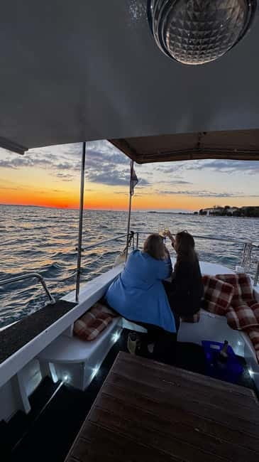 Zadar: Sunset boat tour with champagne - The Role of the Skipper and Crew
