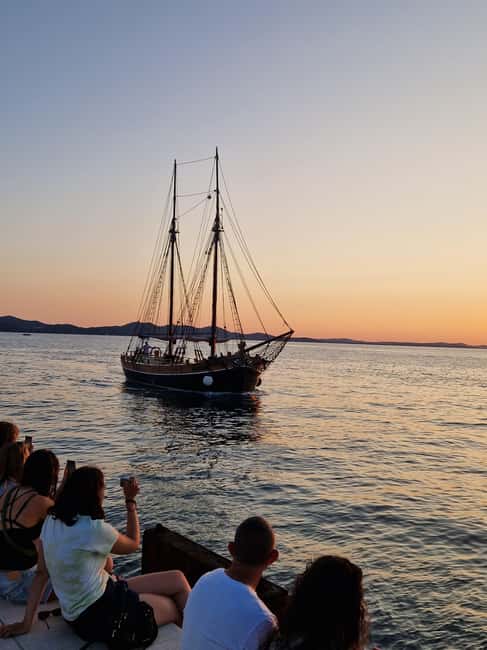 Zadar: Sunset Cruise on Traditional Boat with Wine - Unlimited Wine, Juice, and Water: The On-Board Drinking Experience