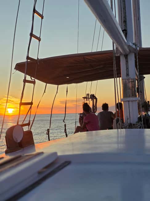 Zadar: Sunset Cruise with unlimited champagne - How the scenic beauty of Zadar’s coastline unfolds at sunset