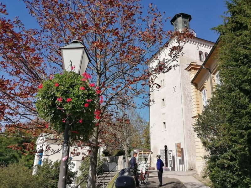 Zagreb: Group walking tour of Zagreb (funicular included) - Zagreb’s Old Town and Zrinjevac Park