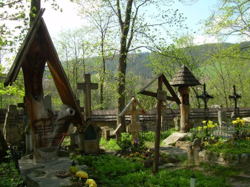 Zakopane & Tatra Mountains Private Full-Day Tour from Krakow - Visiting the Wooden Cemetery and Chapel of Jaszczurowka