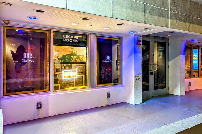 Zombie Outbreak Escape Room in Miami Beach - The Role of the Guides and Support During the Game