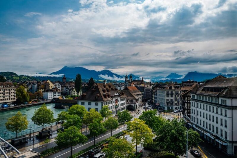 Zug: Express Walk with a Local in 60 minutes - Exploring Zug’s Old Town and Landmark Highlights