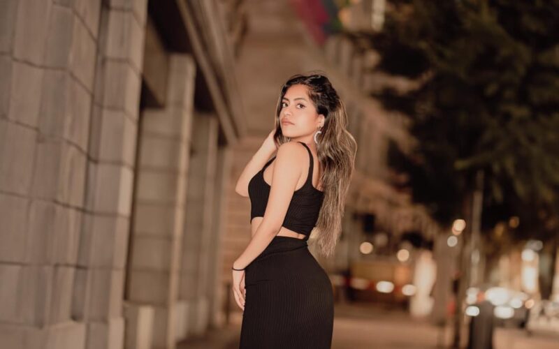 Zurich: 30 Minutes Professional Night Photoshoot - The Iconic Bahnhofstrasse as the Perfect Night Photo Backdrop