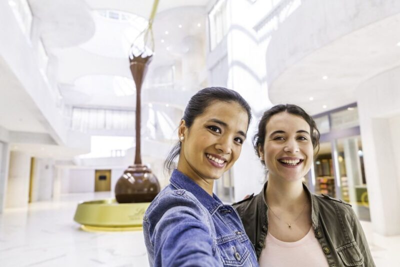 Zürich: City Tour, Cruise, and Lindt Home of Chocolate Visit - Exploring Zurich’s Landmarks from the Comfort of a Bus