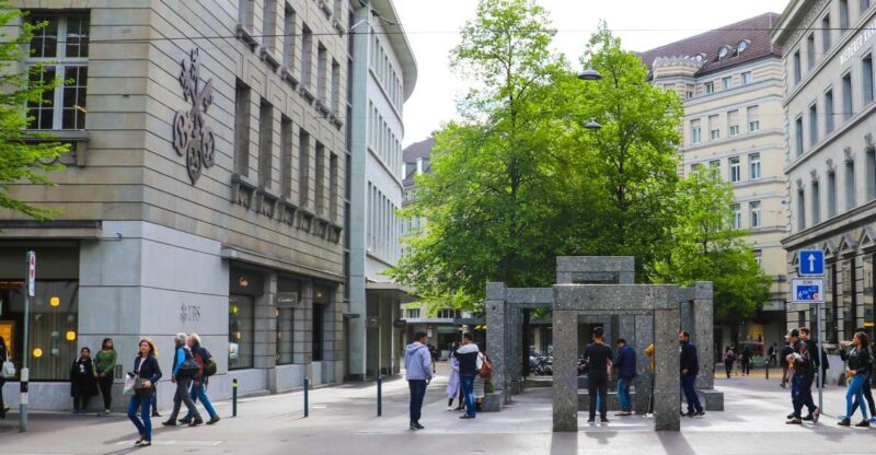 Zurich: Exclusive Swiss Banking Tour with a Local - Visiting Bahnhofstrasse and Paradeplatz as Banking Landmarks