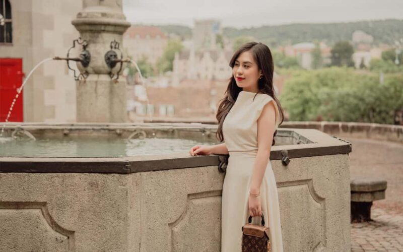 Zurich: Private Professional Photoshoot at Lindenhof - Personalized Guidance and Storytelling from the Photographer