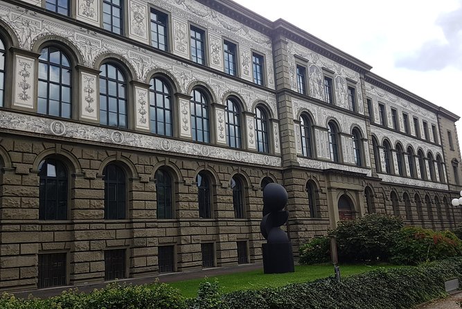 Zürich Private Walking Half-Day Trip with optional Lake Cruise - Lindenhof Hill: A Tranquil Historic Oasis