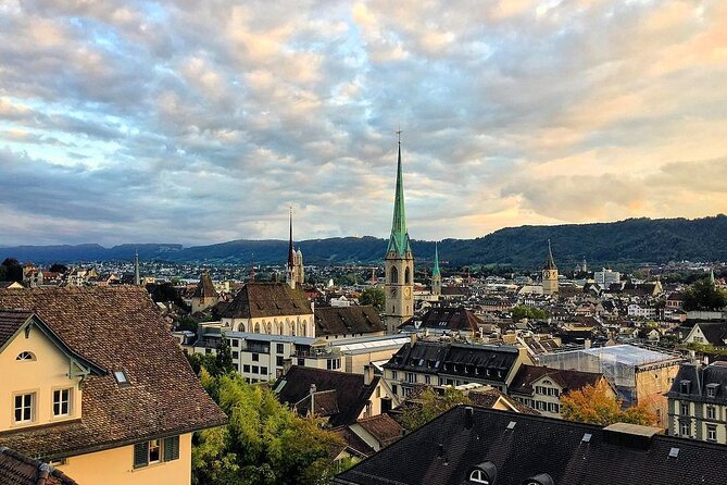 Zurich Small-Group Walking Tour Including a Lake Cruise - Exploring Lindenhof: A Historic Green Oasis